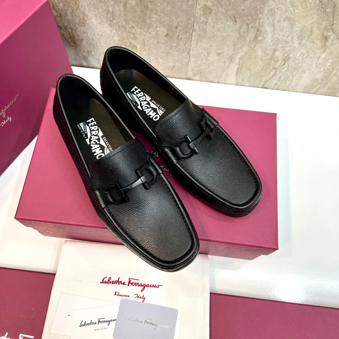 Original quality P780 Brand: Ferragamo Standard size: Men's size 39–44 (38.45 can be customized) Grade: Same style as the official website High-quality men's shoes Material: Customized first-layer calfskin with water-dyed cowhide lining Cowhide tiptoe Original non-slip and wear-resistant rubber outsole Style category: Men's formal business leather shoes are young and fashionable European and American trends British style Casual matching and comfortable feet Color: actual picture